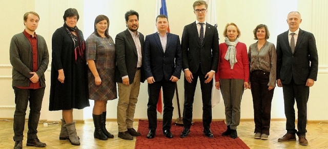 Алексей Голубев и Татьяна Хабарова (вторая справа в красном) на встрече с Эстебаном Леоном.jpg